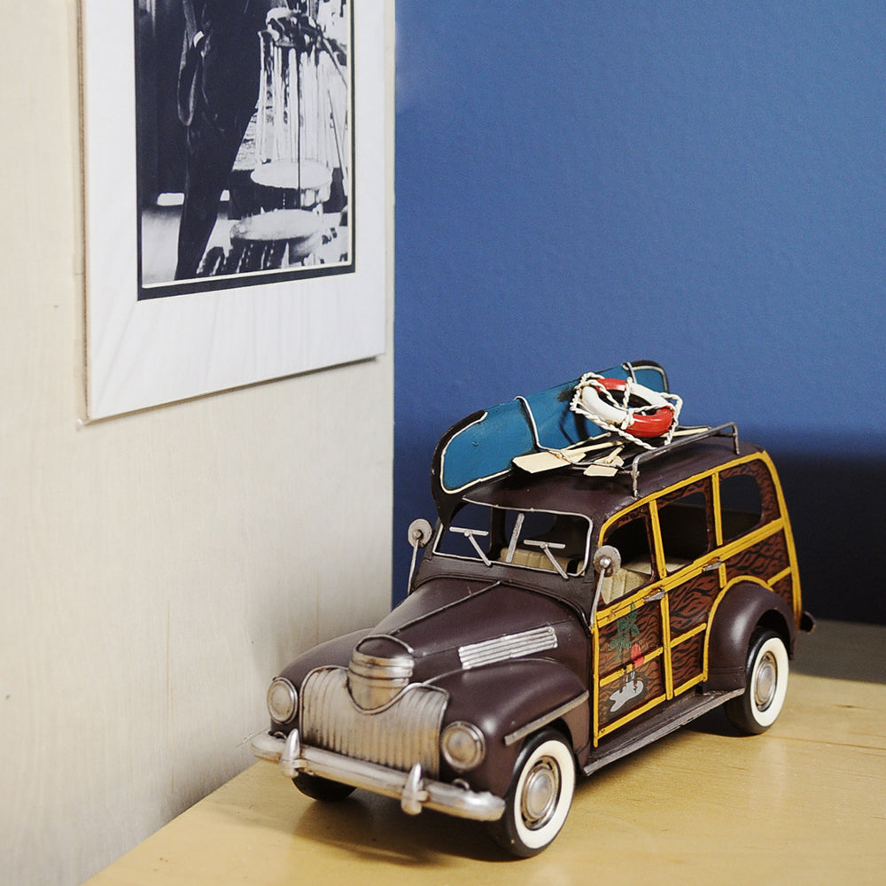 1947 Chevrolet Suburban W/Canoe 1:14