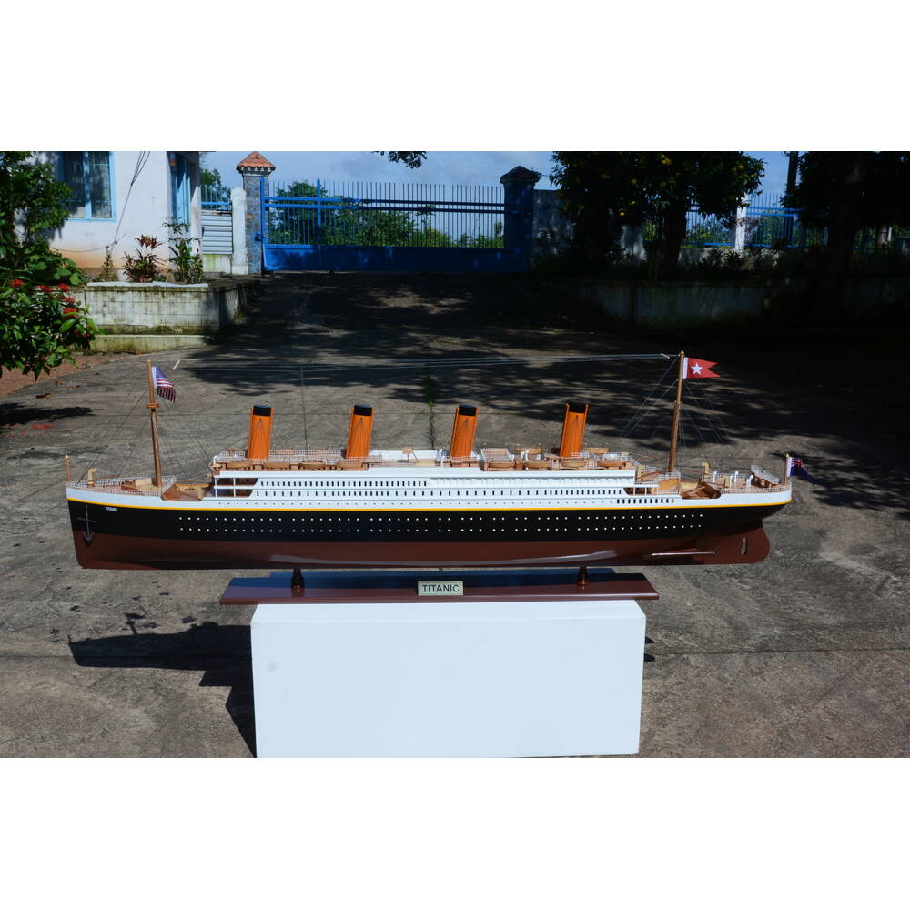 Titanic Painted XXL Exclusive Edition Cruiseship Model