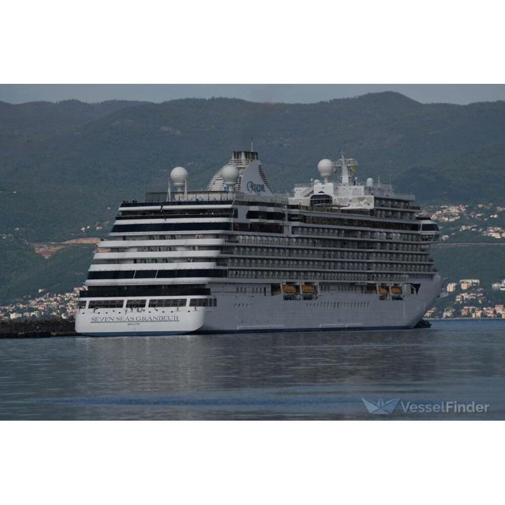 American Seven Seas Grandeur (Explorer-Class) Cruise Ship 30 Inches Model
