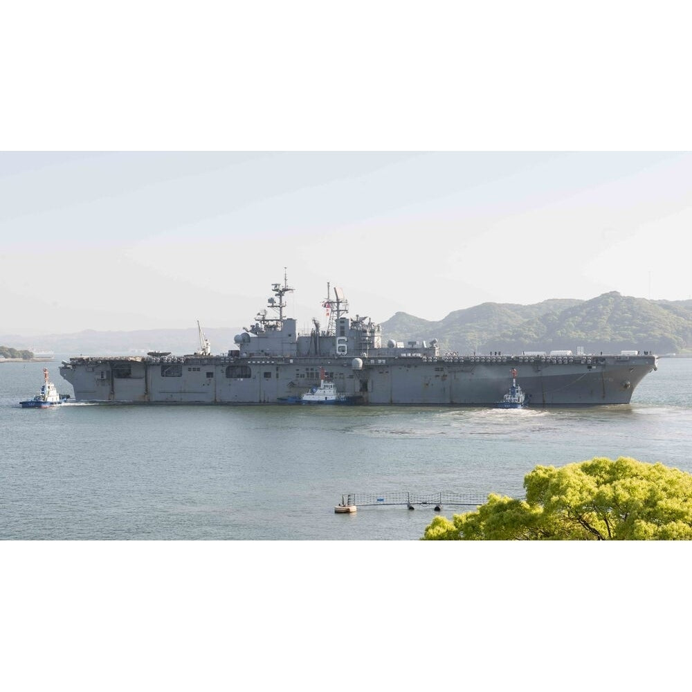 USS Bonhomme Richard (LHD-6) Wasp-Class 30 Inches Ship Model