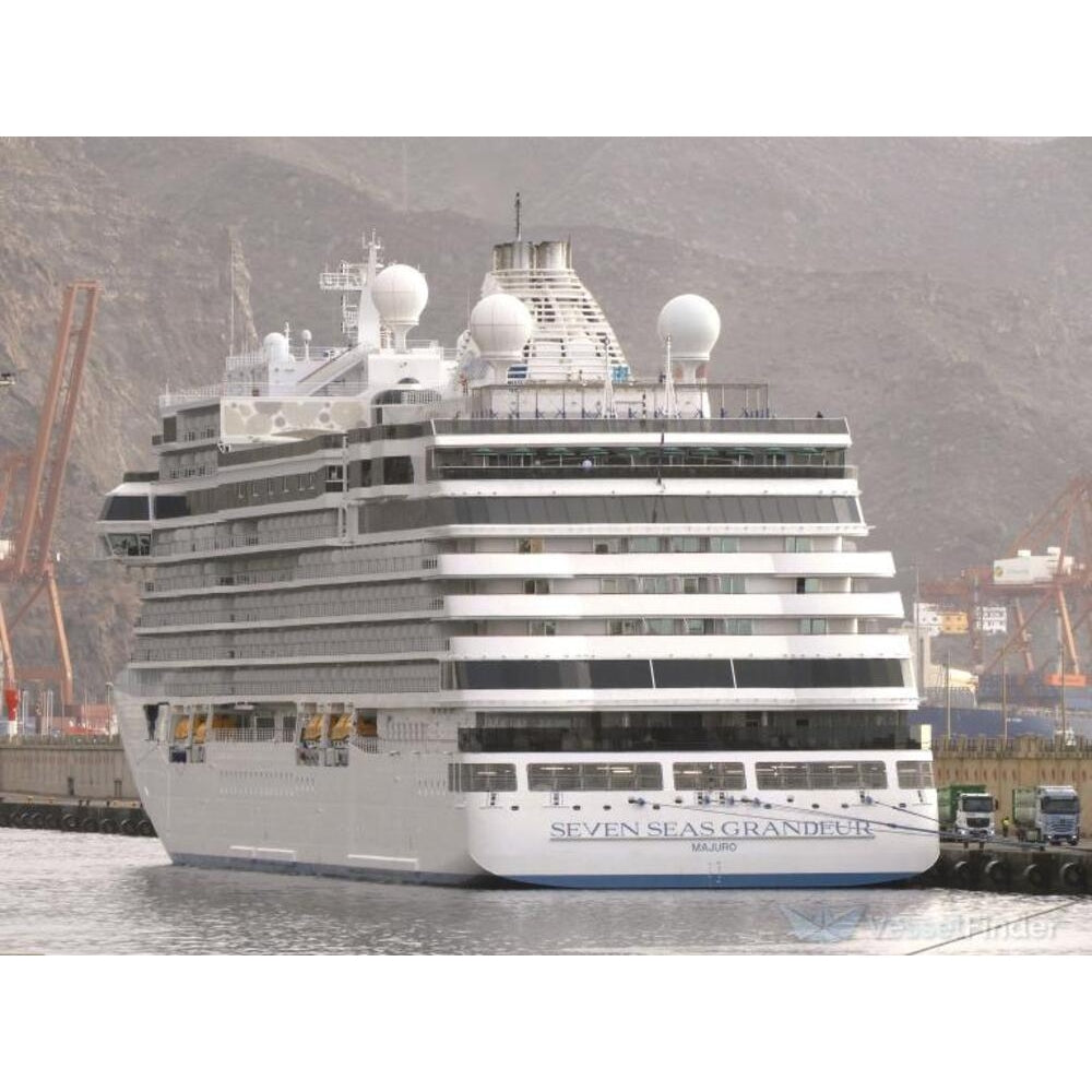 American Seven Seas Grandeur (Explorer-Class) Cruise Ship 36 Inches Model