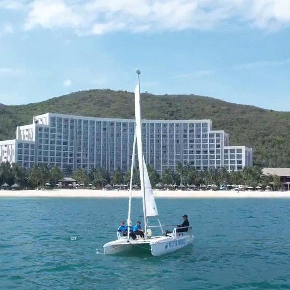 SAILING BOAT 19